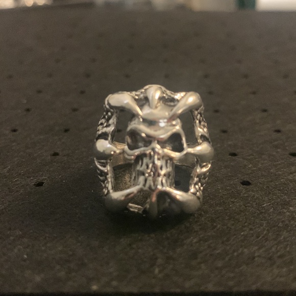 Skull in talons ring - Picture 2 of 3